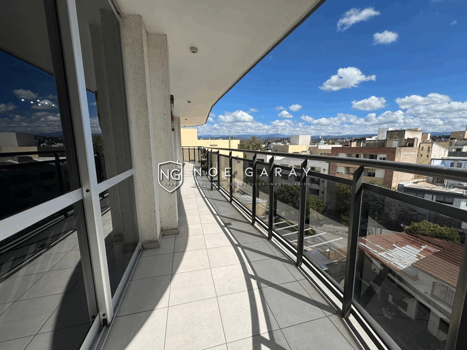 Departamento con balcón perimetral, vistas y cochera