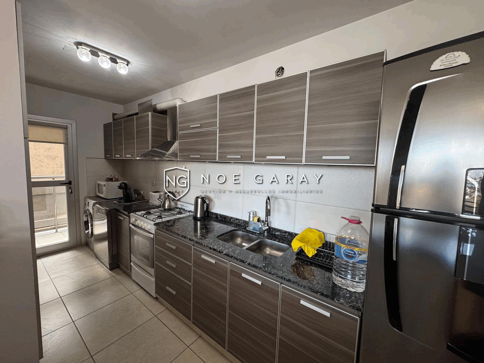 Departamento con balcón perimetral, vistas y cochera - Imagen 7