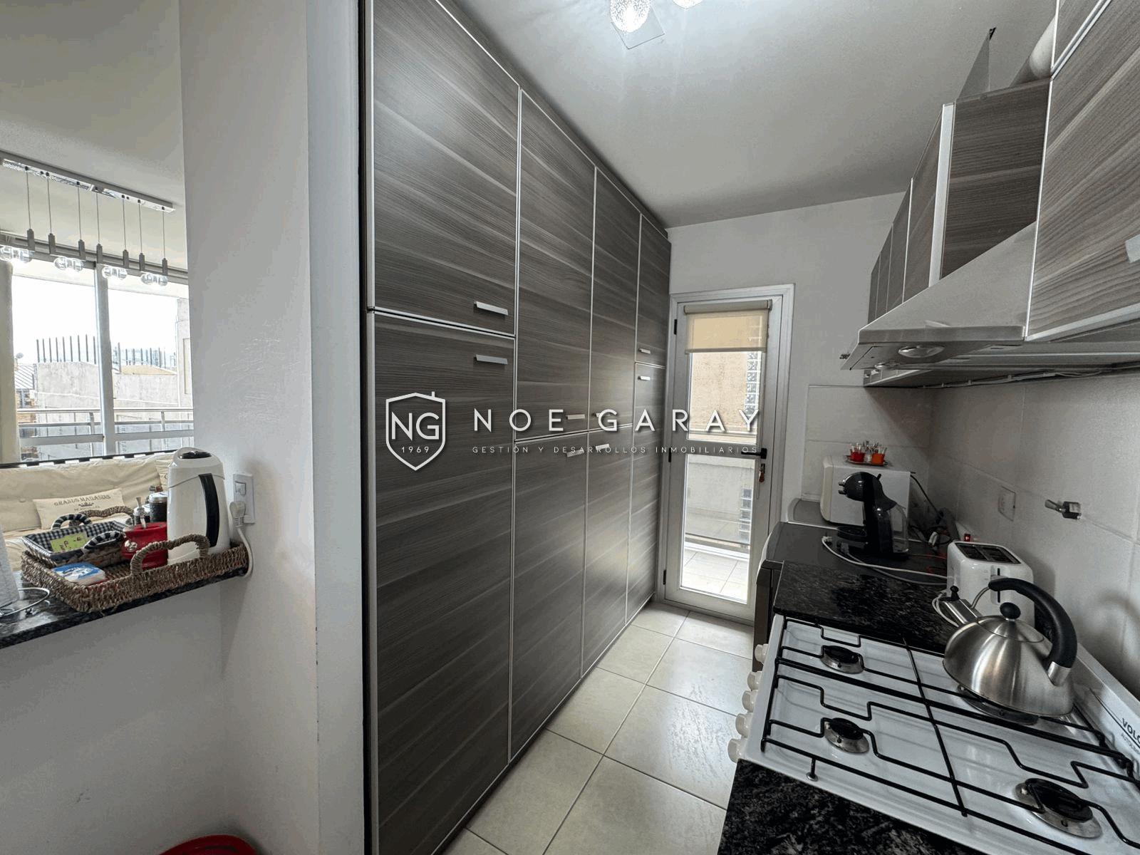 Departamento con balcón perimetral, vistas y cochera - Imagen 8