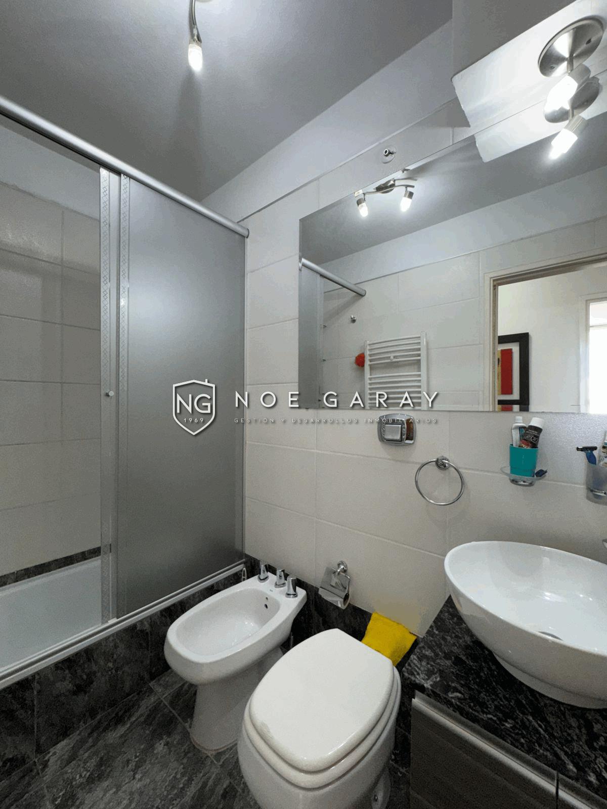 Departamento con balcón perimetral, vistas y cochera - Imagen 12