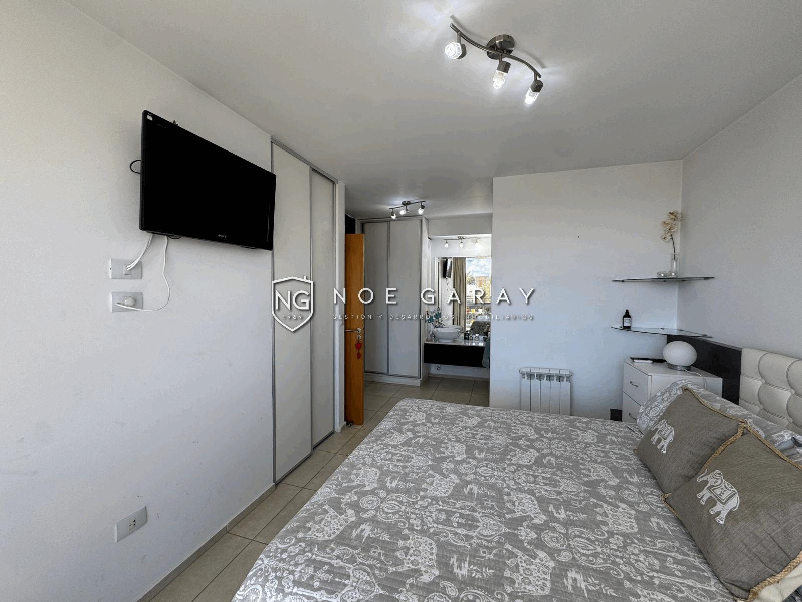 Departamento con balcón perimetral, vistas y cochera - Imagen 15