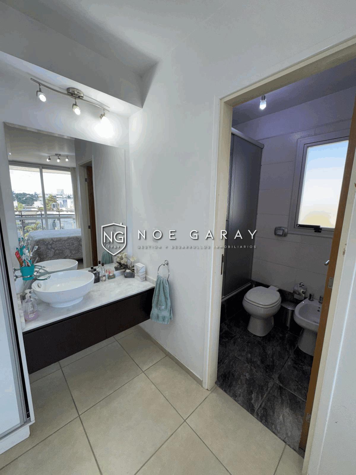 Departamento con balcón perimetral, vistas y cochera - Imagen 16