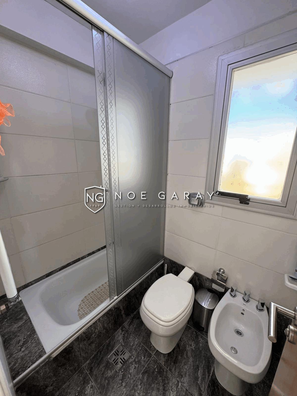 Departamento con balcón perimetral, vistas y cochera - Imagen 17