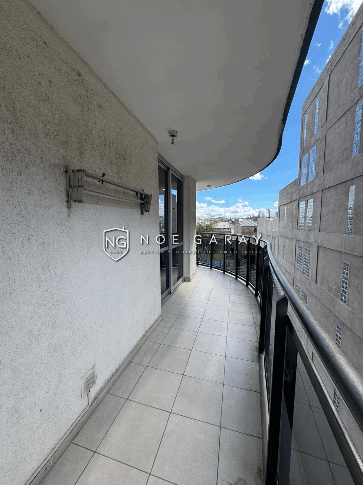 Departamento con balcón perimetral, vistas y cochera - Imagen 18