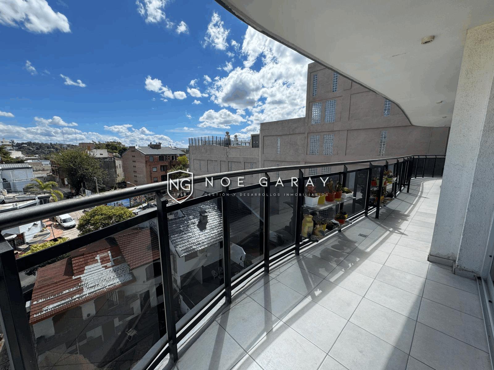 Departamento con balcón perimetral, vistas y cochera - Imagen 19