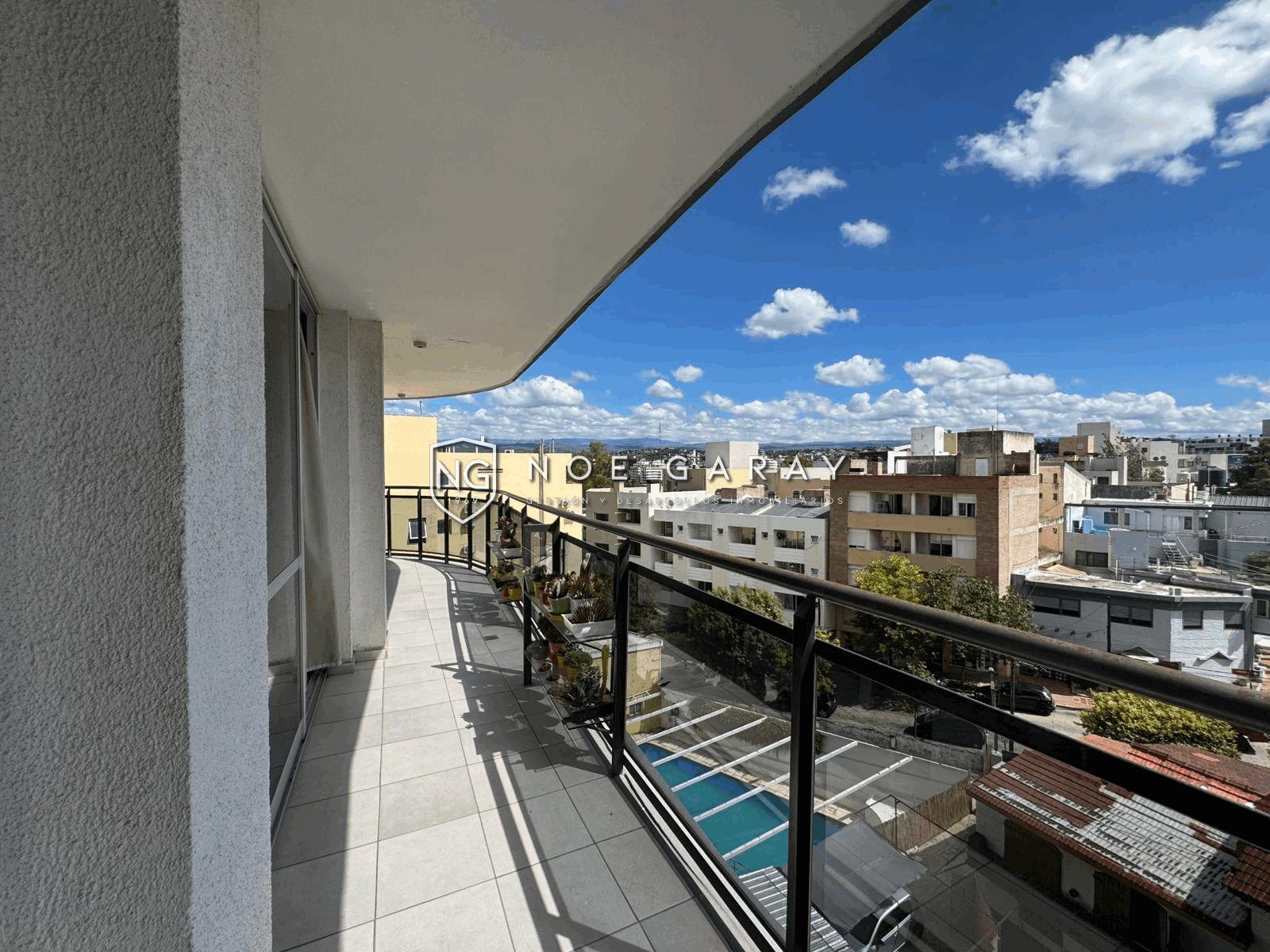 Departamento con balcón perimetral, vistas y cochera - Imagen 20