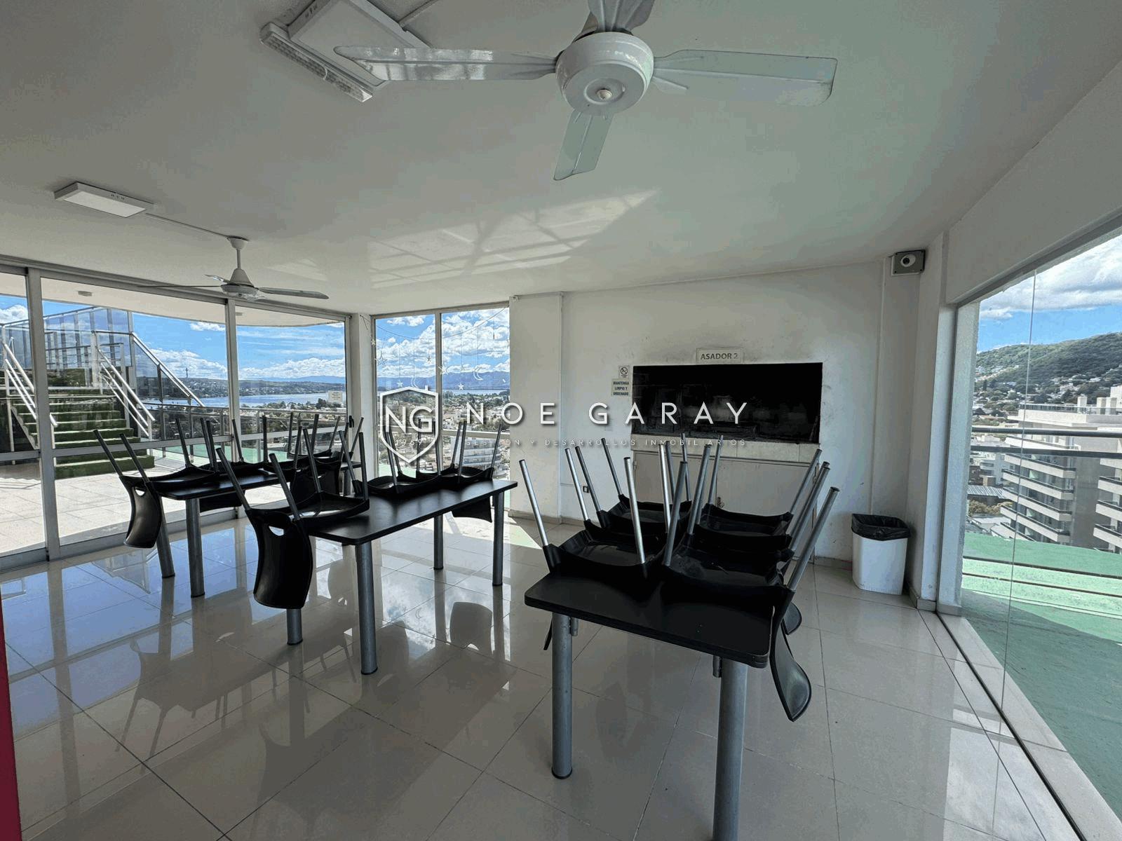 Departamento con balcón perimetral, vistas y cochera - Imagen 23