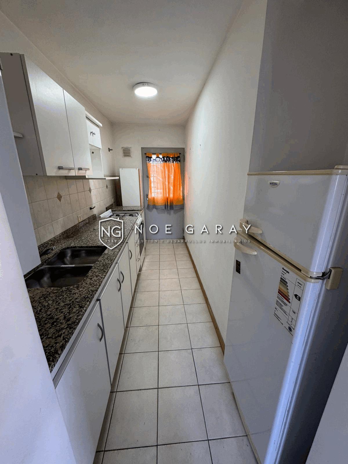 Dpto anual con cochera y hermosa vista AMOBLADO - Imagen 4