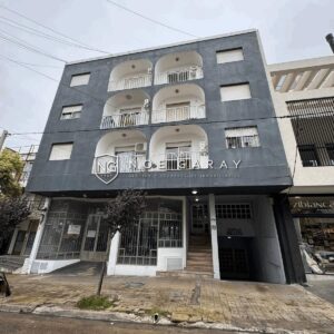 Dpto en alquiler anual con cochera y patio propio en pleno centro