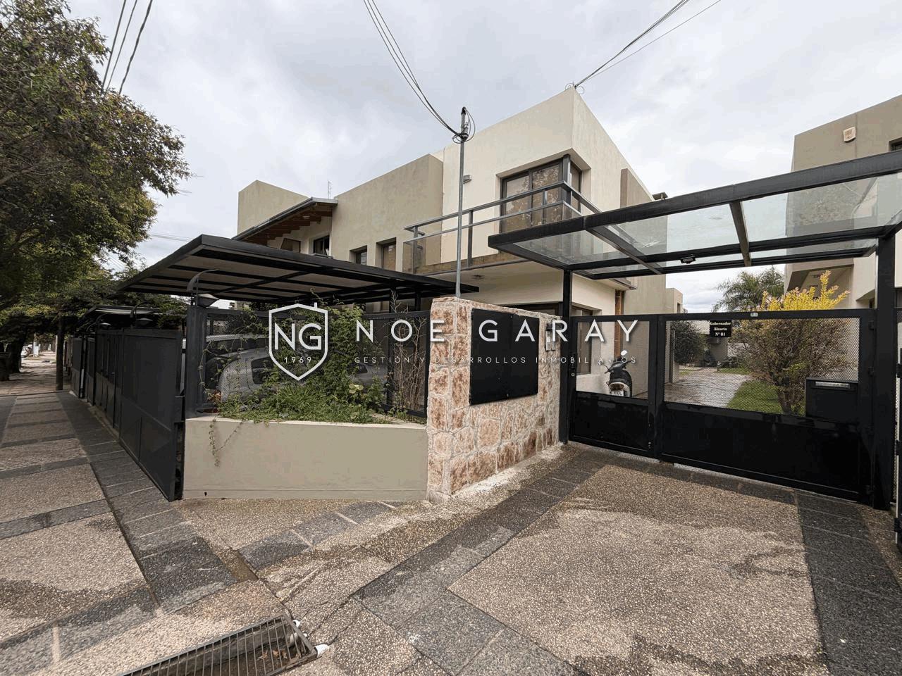 Dúplex en venta en complejo con cochera y piscina Barrio Santa Rita