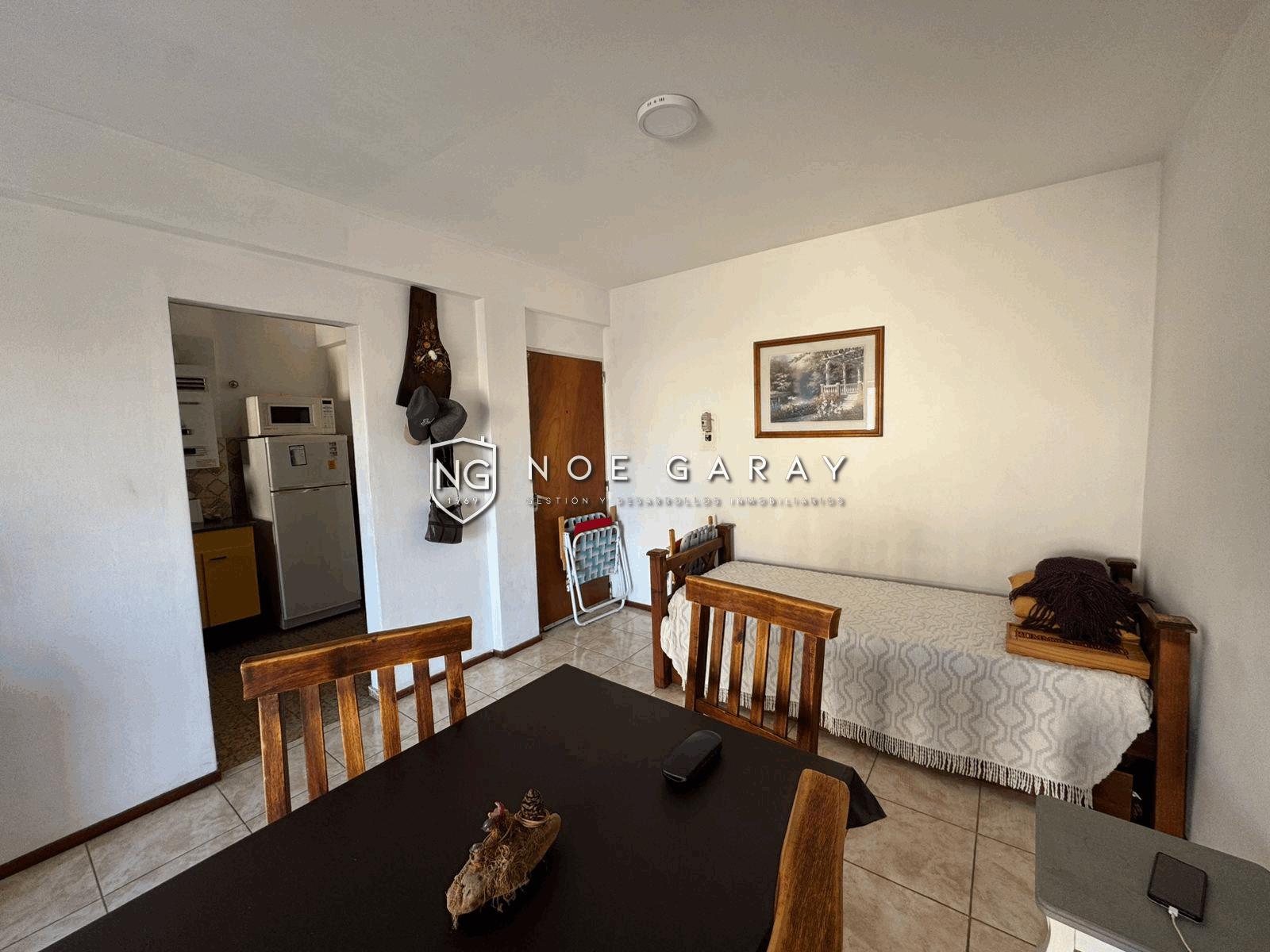 Departamento en alquiler anual el centro con cochera y balcon - Imagen 3
