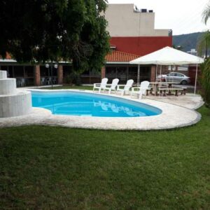 Casa en alquiler anual ideal para comecial o vivienda en plena Av Uruguay