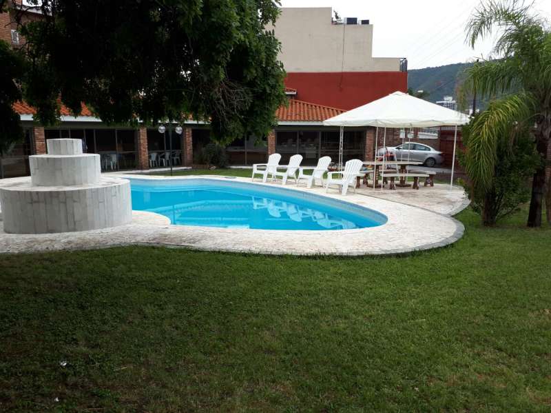 Casa en alquiler anual ideal para comecial o vivienda en plena Av Uruguay