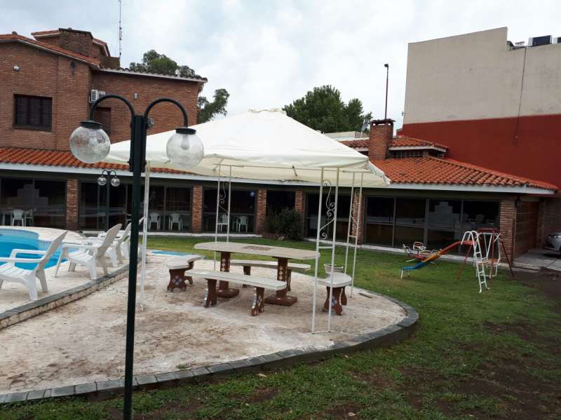 Casa en alquiler anual ideal para comecial o vivienda en plena Av Uruguay - Imagen 2