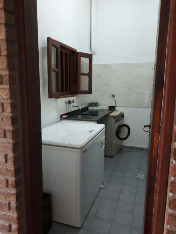 Casa en alquiler anual ideal para comecial o vivienda en plena Av Uruguay - Imagen 9