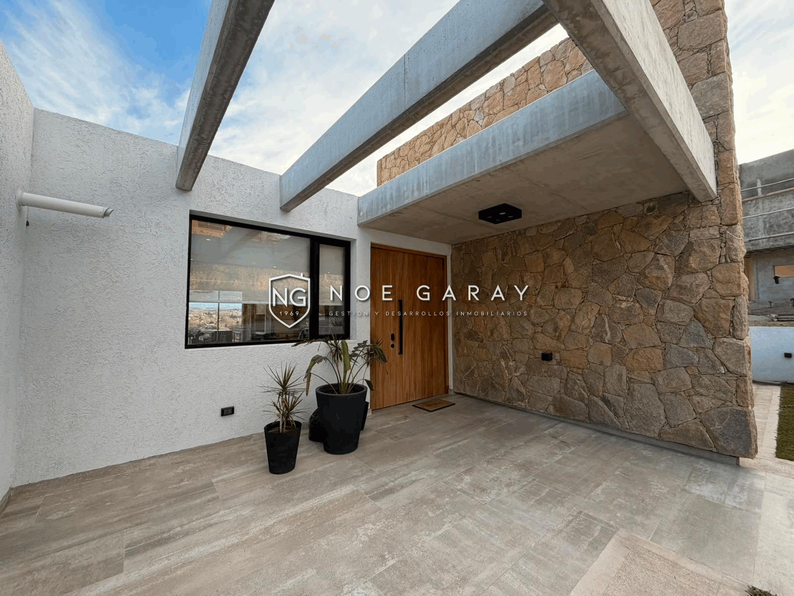 Casa en venta de categoría en barrio semi privado