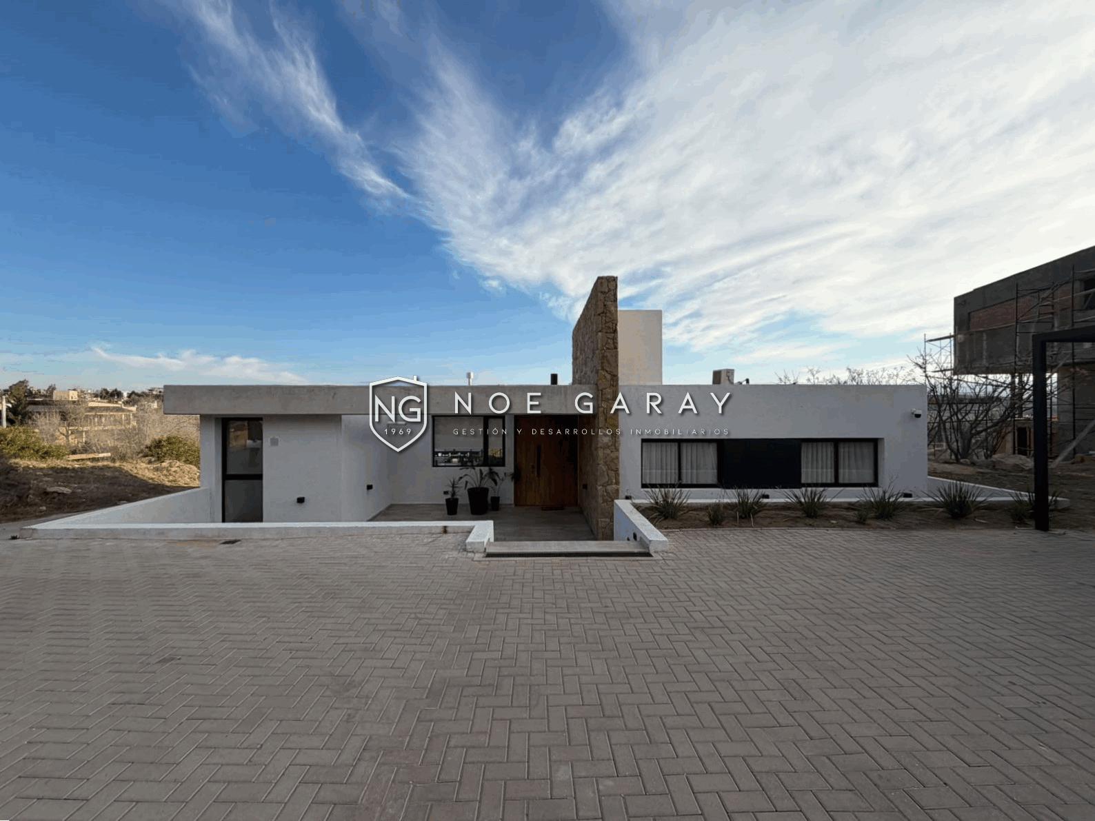 Casa en venta de categoría en barrio semi privado - Imagen 2