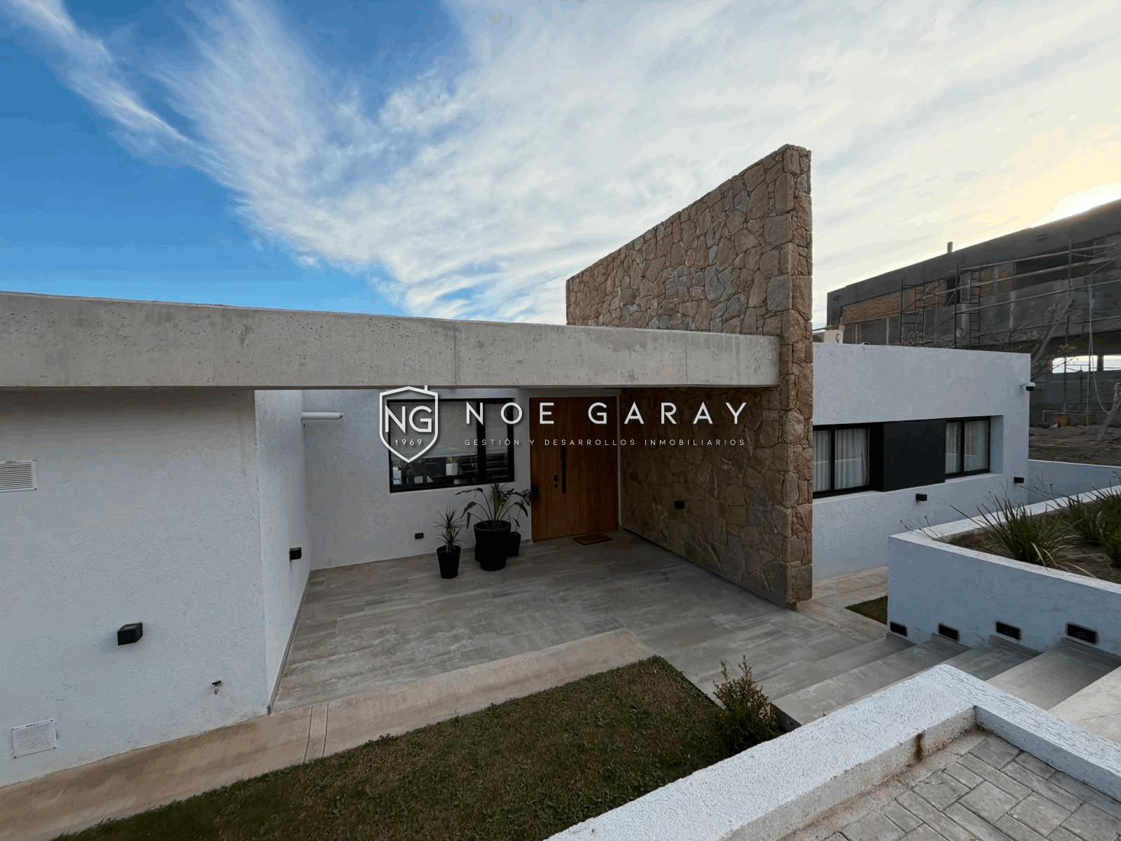 Casa en venta de categoría en barrio semi privado - Imagen 3