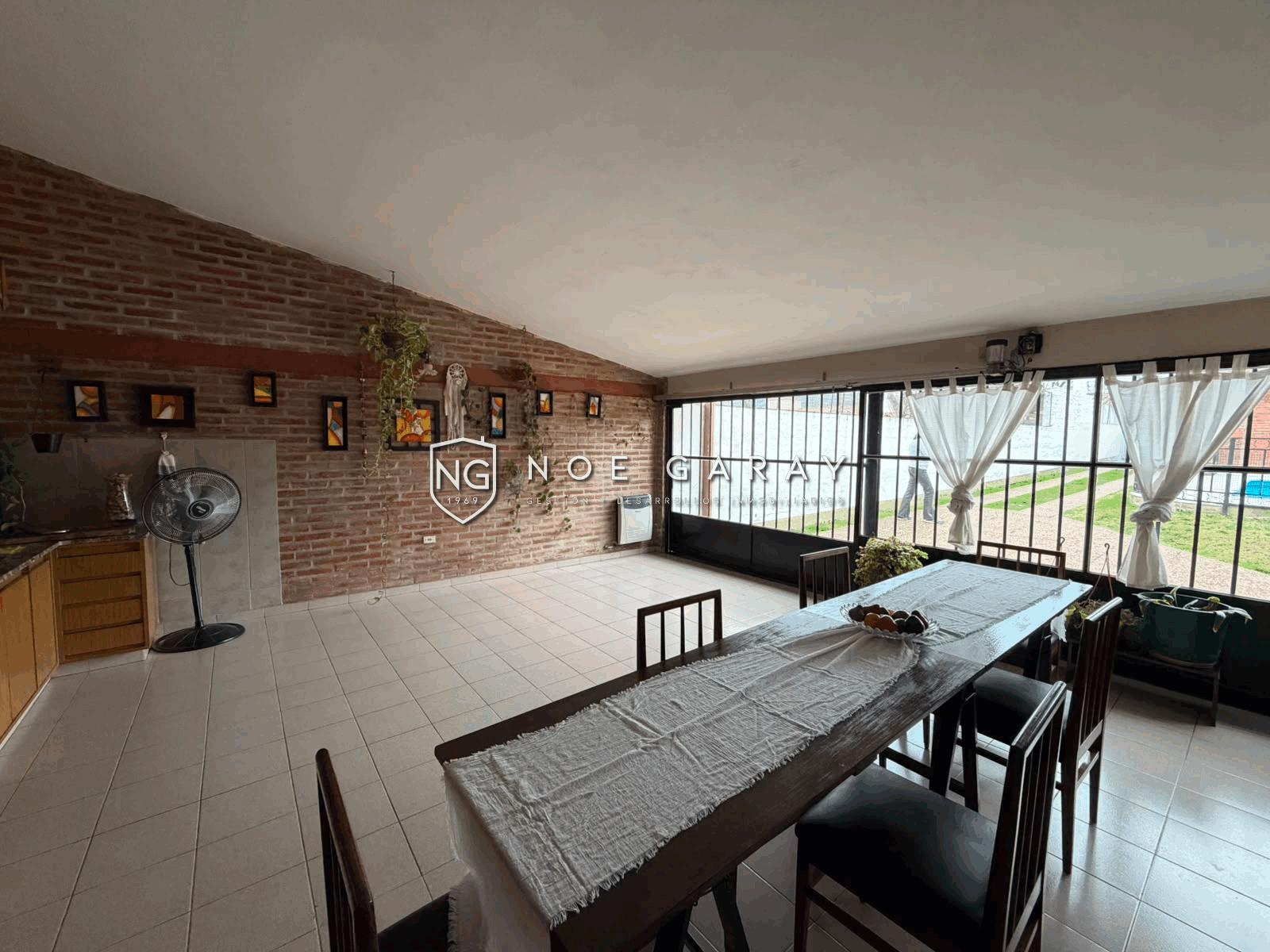 Casa en venta en barrio Miguel Muñoz A con piscina