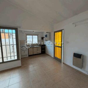 Monoambiente en alquiler anual con patio propio