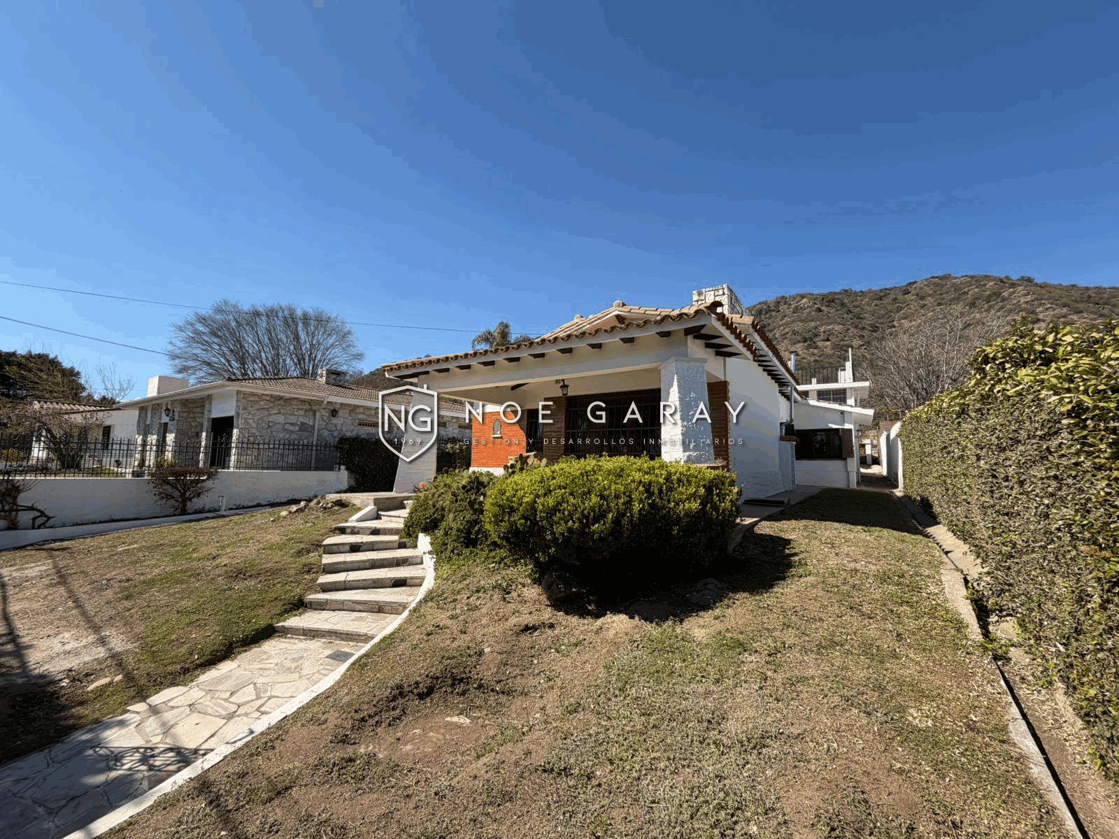 Casa dpto en vta con piscina, vistas a las sierras, 3 cocheras y amplio terreno