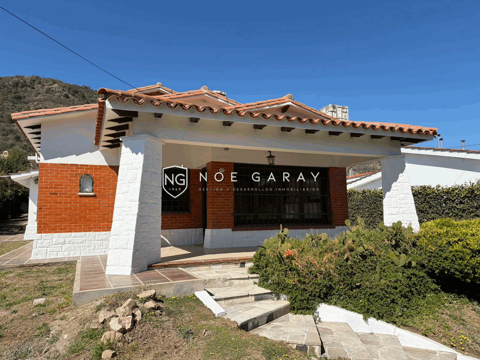 Casa dpto en vta con piscina, vistas a las sierras, 3 cocheras y amplio terreno - Imagen 2