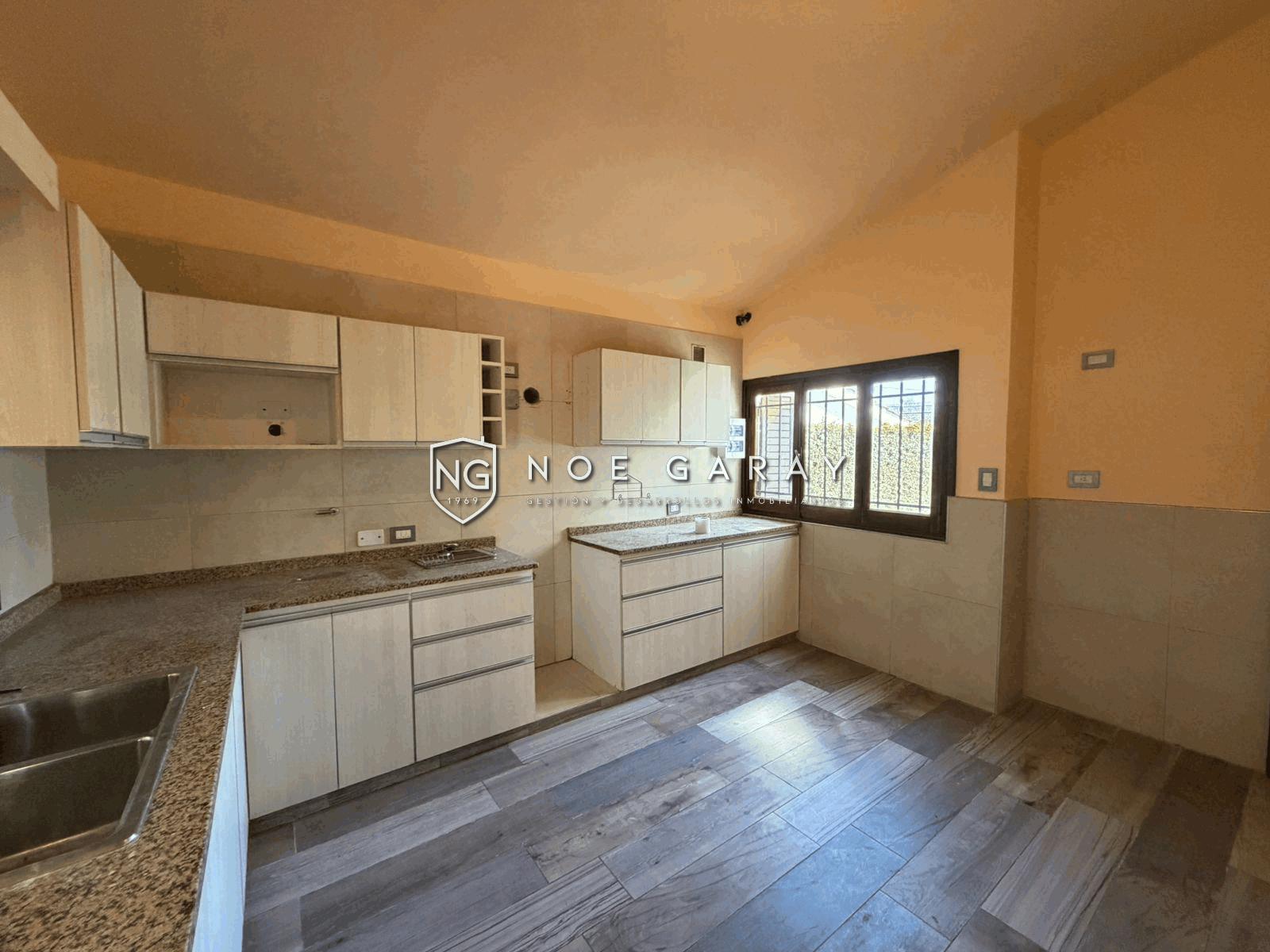 Casa dpto en vta con piscina, vistas a las sierras, 3 cocheras y amplio terreno - Imagen 9