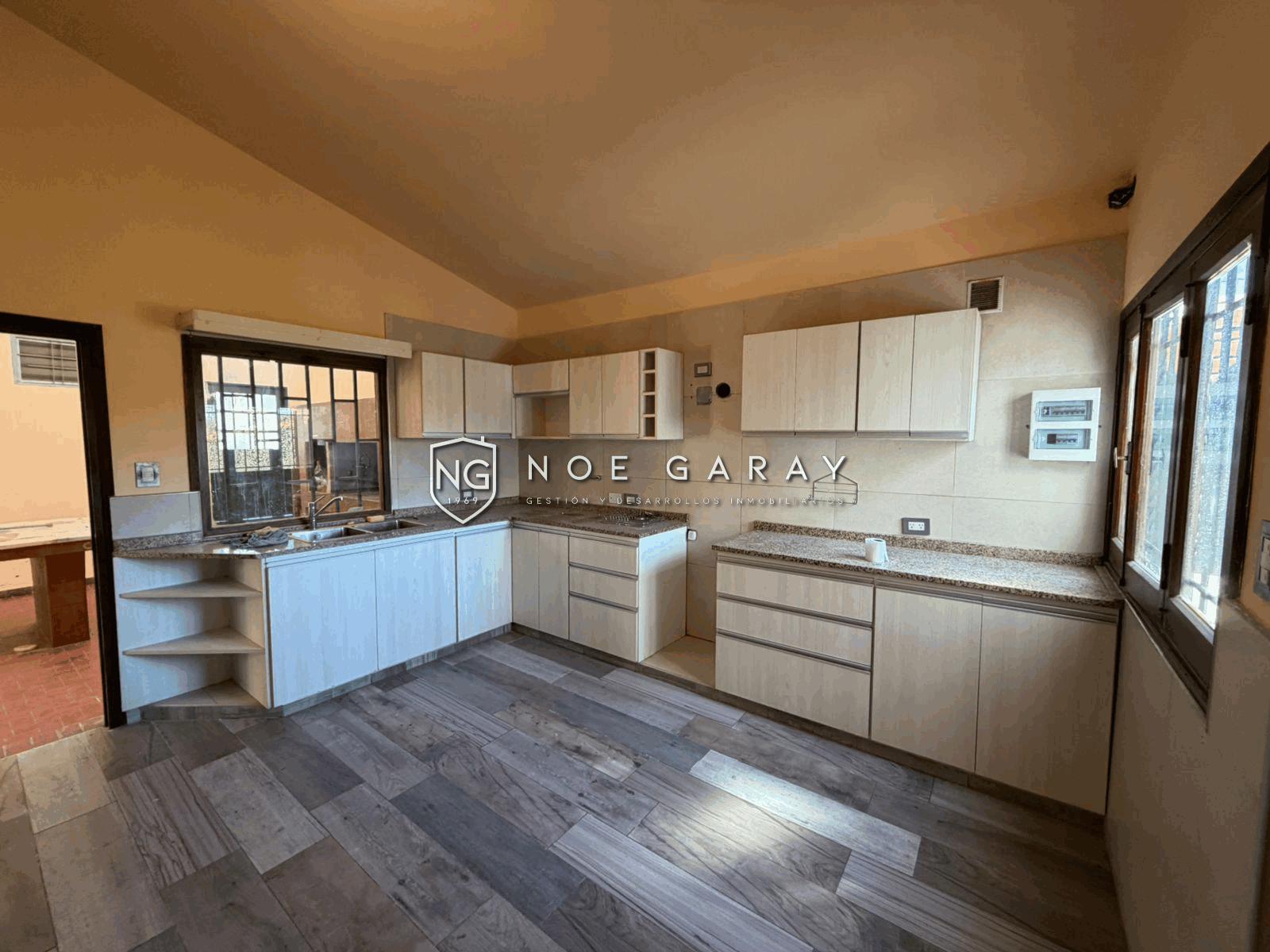Casa dpto en vta con piscina, vistas a las sierras, 3 cocheras y amplio terreno - Imagen 10