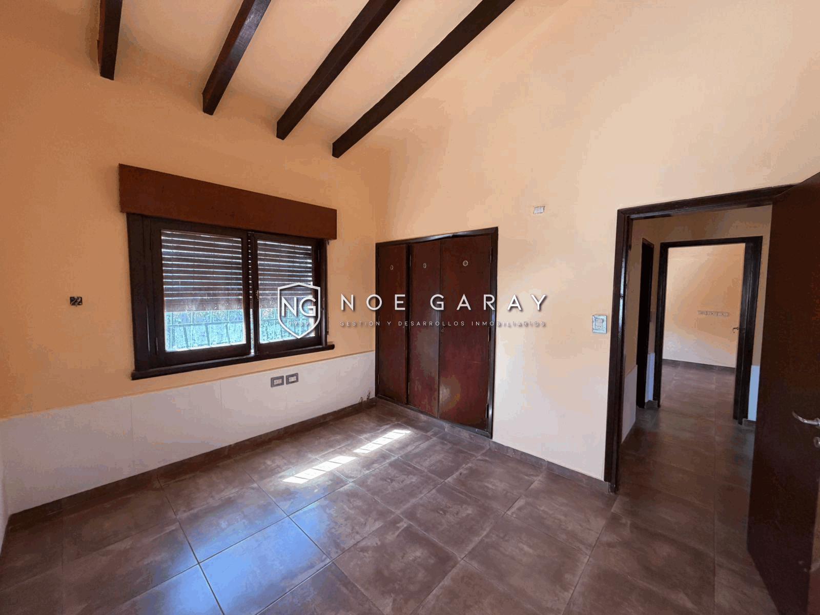 Casa dpto en vta con piscina, vistas a las sierras, 3 cocheras y amplio terreno - Imagen 11