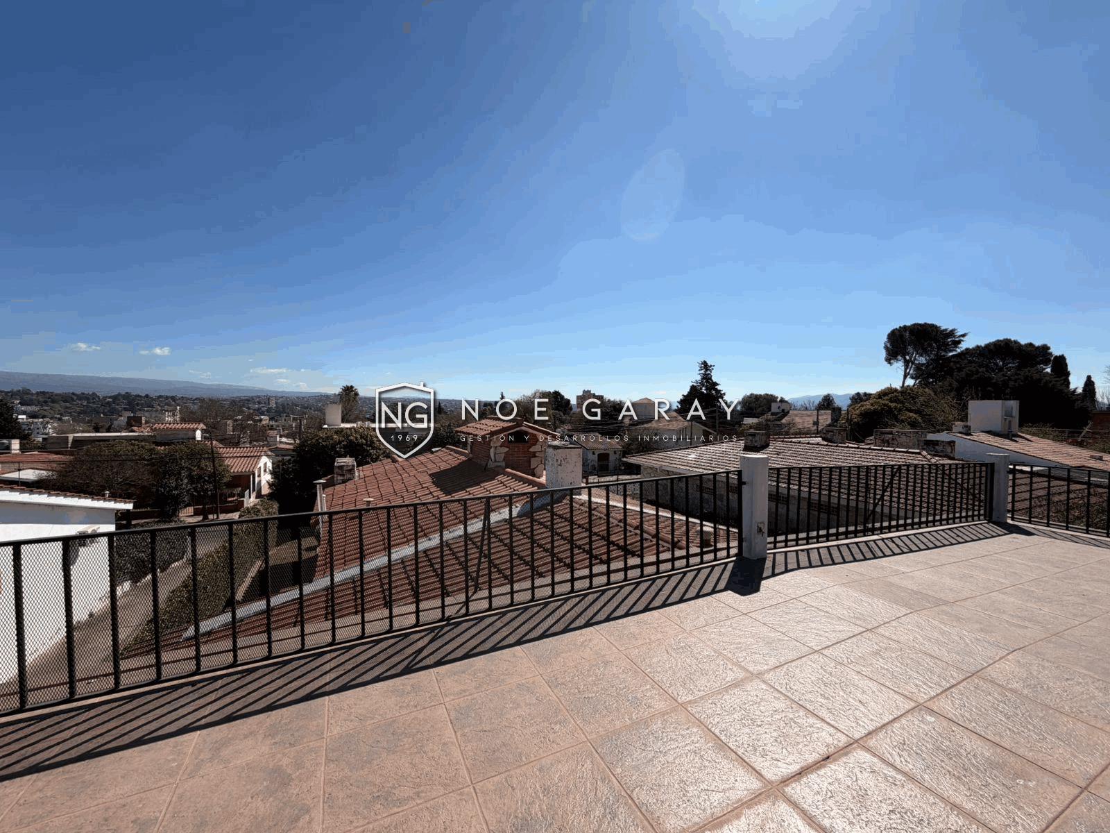 Casa dpto en vta con piscina, vistas a las sierras, 3 cocheras y amplio terreno - Imagen 24