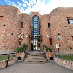 Departamento centrico en alquiler anual en planta baja con cochera